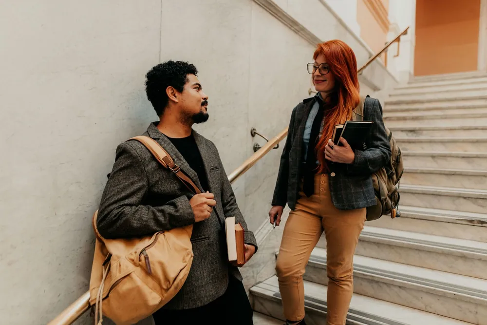 Des étudiants discutent dans le hall d'une école de commerce