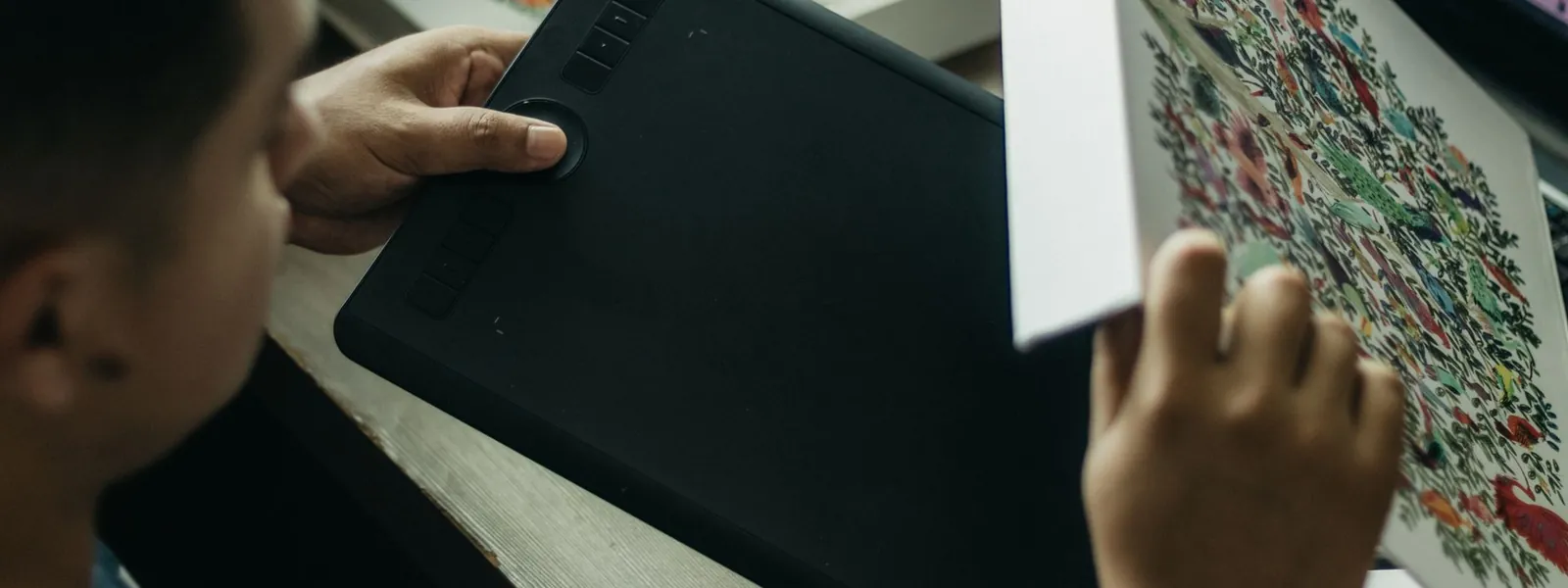 Un artiste numérique travaille sur une tablette graphique dans un studio de design