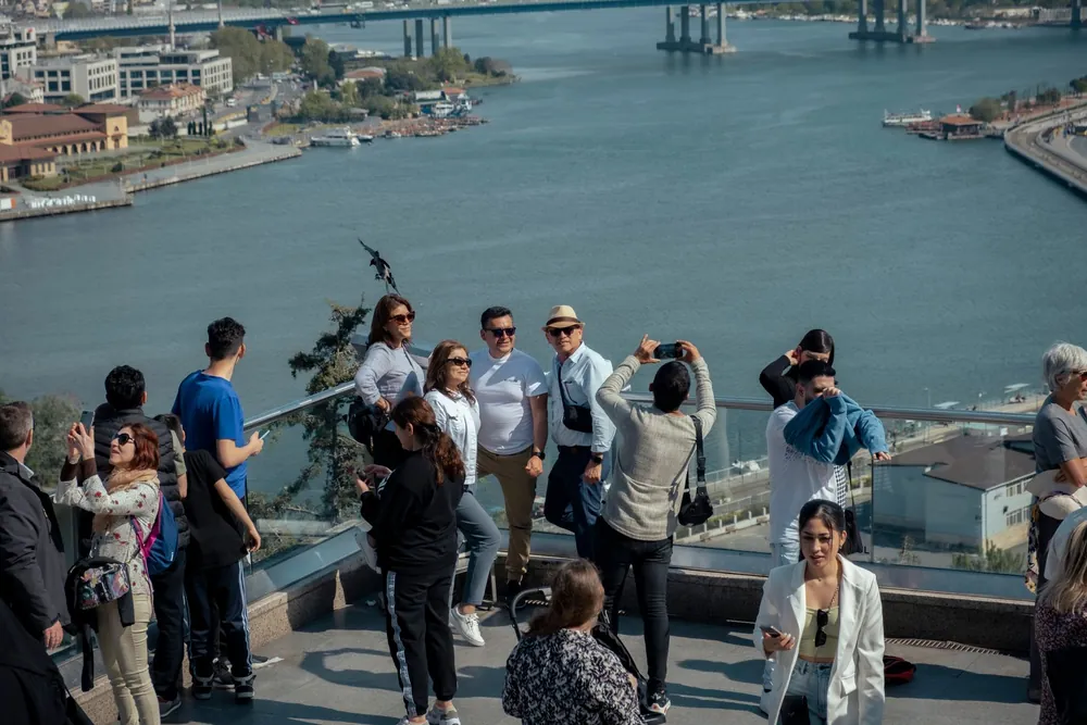 Touristes photographiant un panorama urbain depuis un point de vue