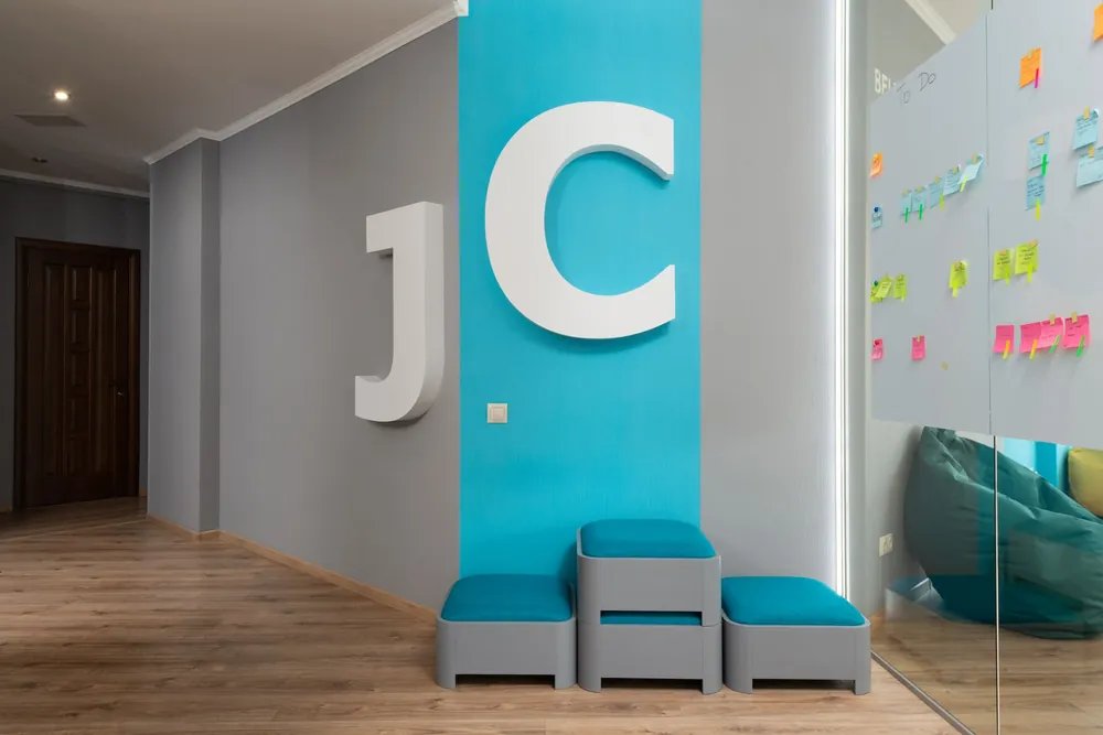 Poufs colorés dans un couloir de bureau moderne et lumineux