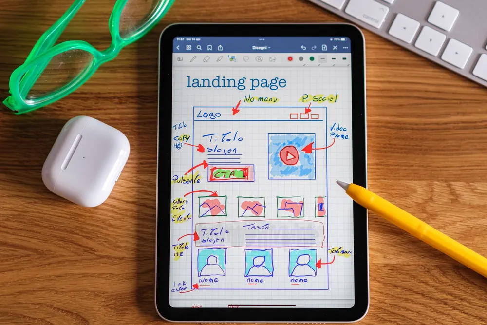 Tablette affichant une maquette de page web dessinée à la main
