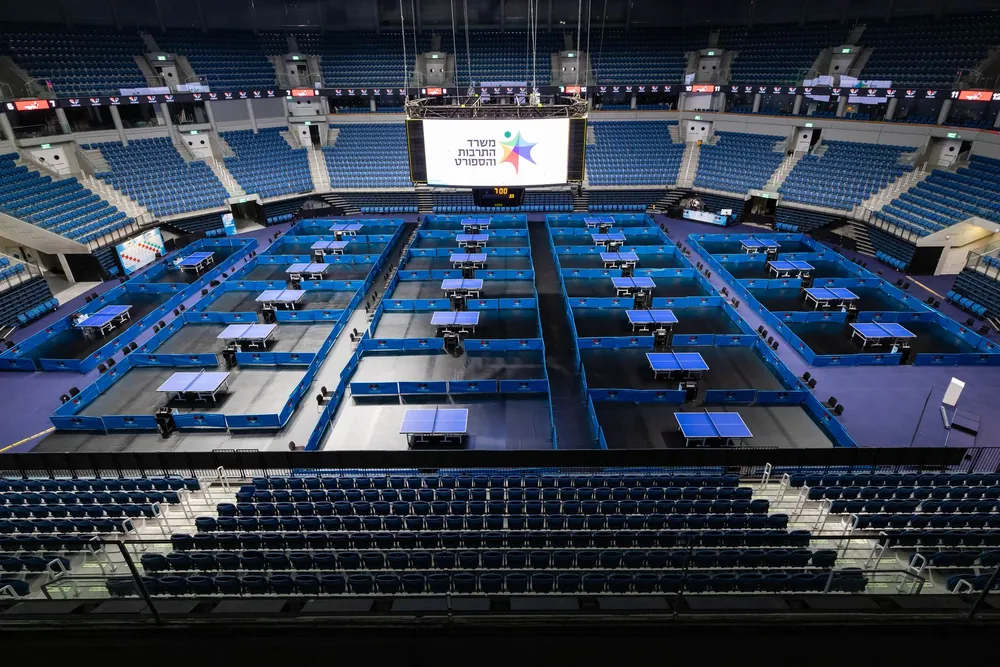 Vue aérienne d'une arène aménagée pour un tournoi de tennis de table