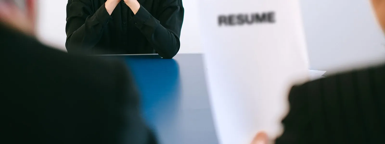 Candidate en entretien d'embauche face à deux recruteurs avec son CV