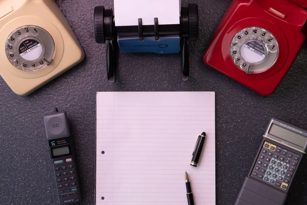 Équipement de bureau vintage avec téléphones à cadran et carnet d'adresses