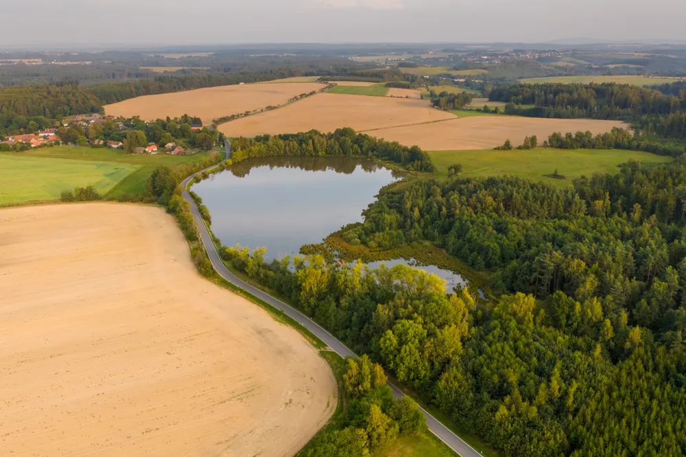 Campagne tchèque vue du ciel avec champs, forêts et lac près de Chlístovice