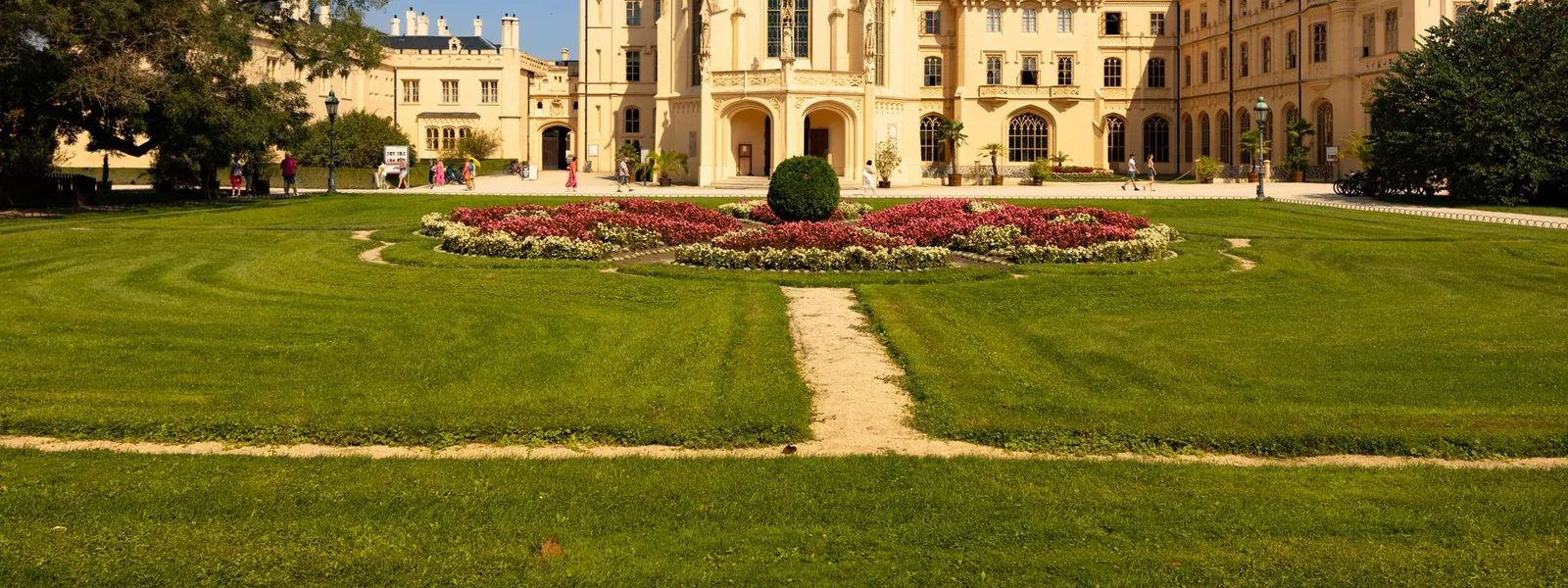 Château de Lednice entouré de jardins verdoyants, patrimoine emblématique tchèque